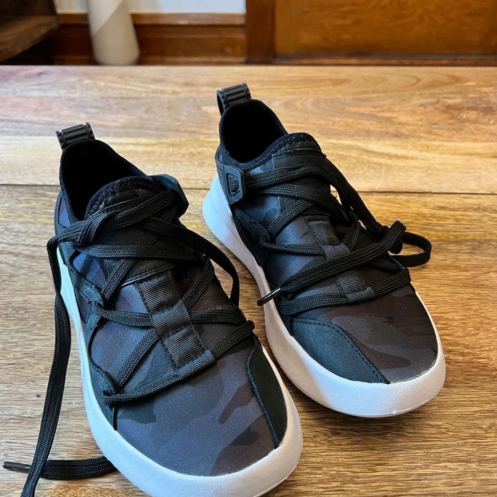 Pajar comfort fit sneakers black / camo size 7-7.5 worn once
